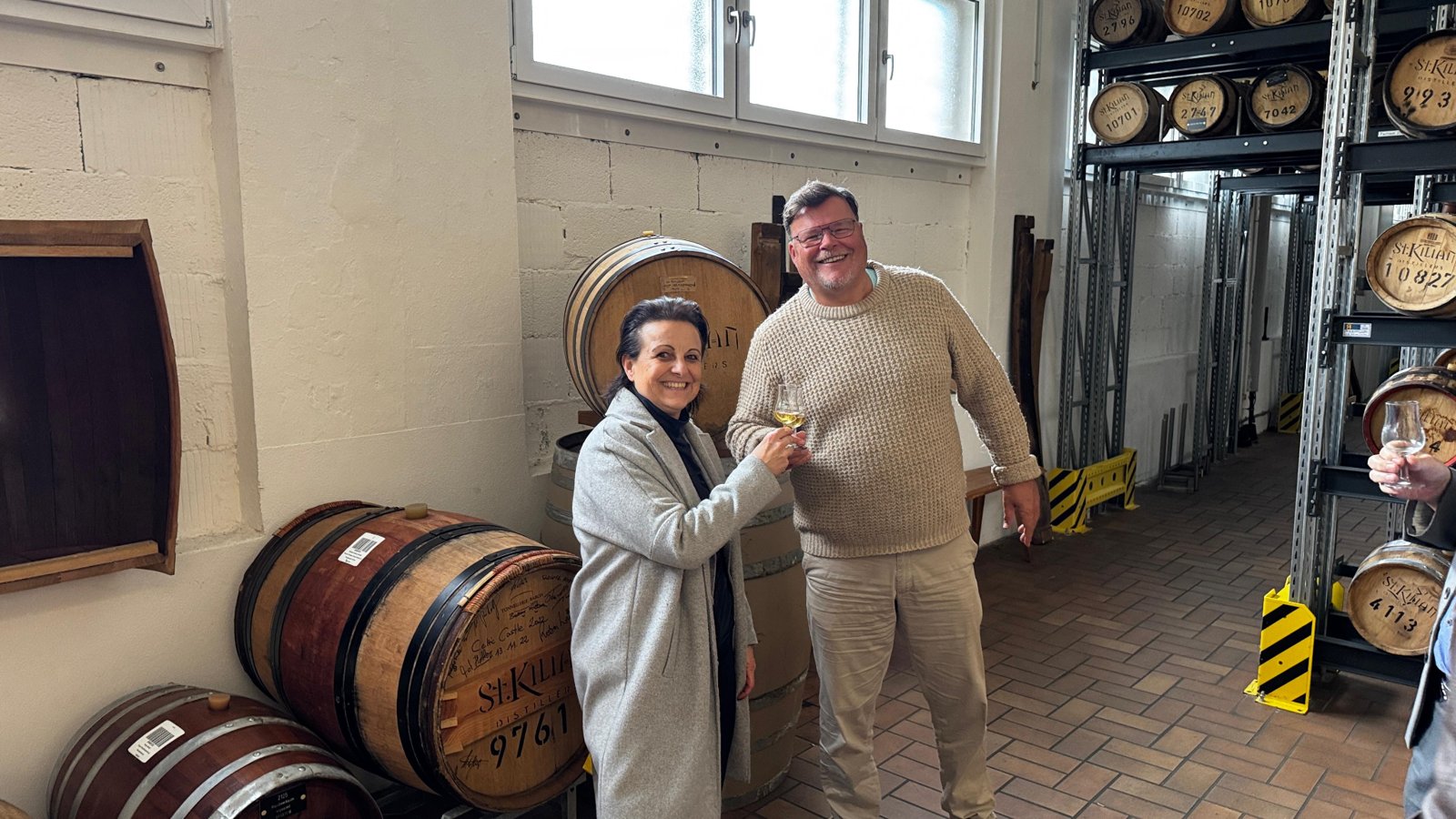 Nicole Pfeffer und Andreas Thümmler mit Whiskygläsern im Fasslager