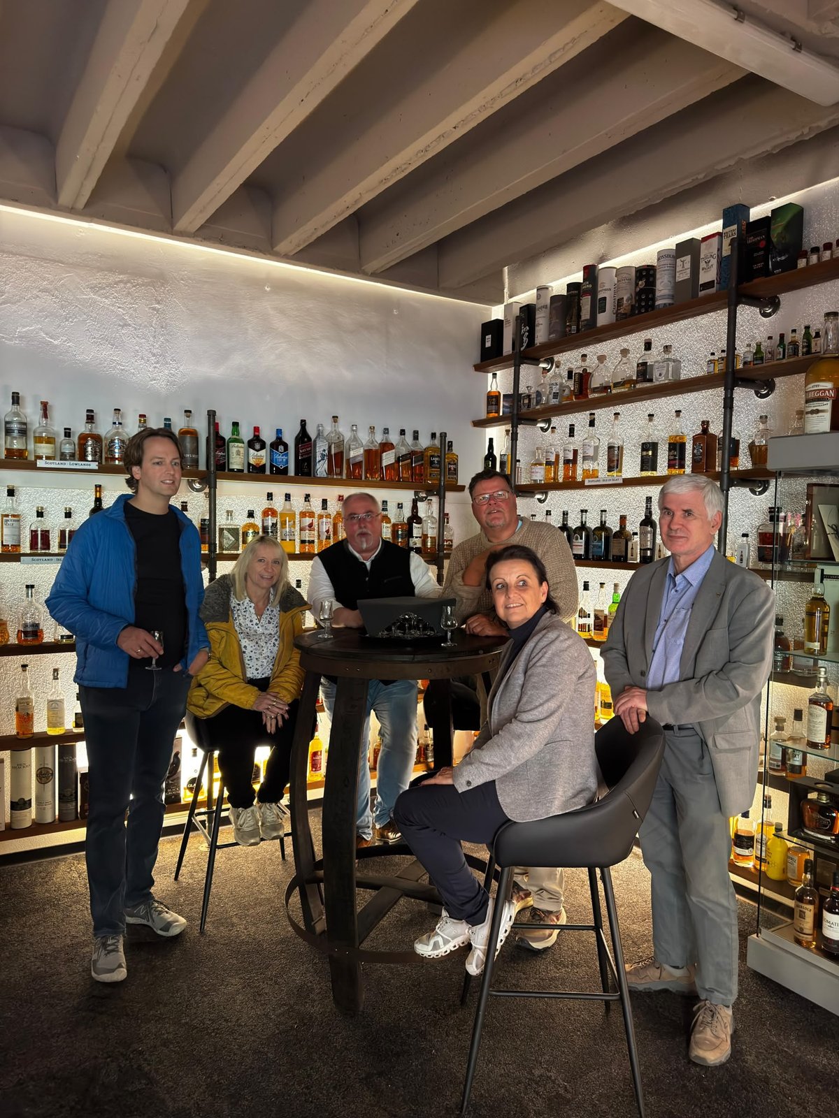 Gruppenfoto der Teilnehmer in der Bar von St. Kilian Distillers