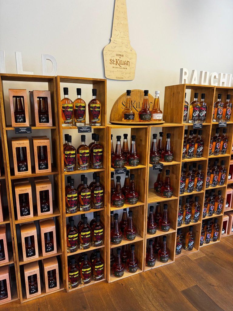 Regal mit dem Whiskysortiment von St. Kilian